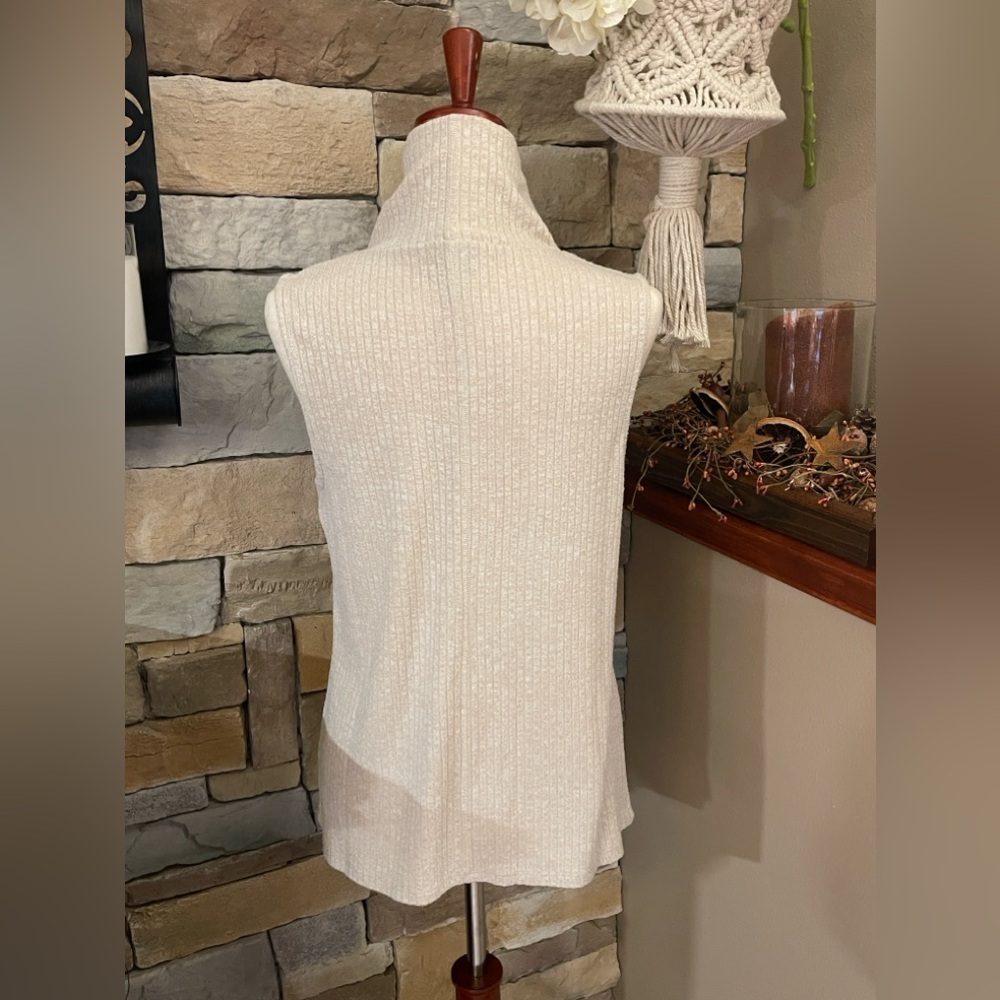 Scoop Oatmeal Sleeveless Turtleneck Sweater Shell - Picture 2 of 4